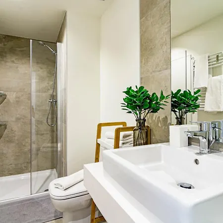 Inf25e- Tastefully Furnished Flat, Center 에스테포나