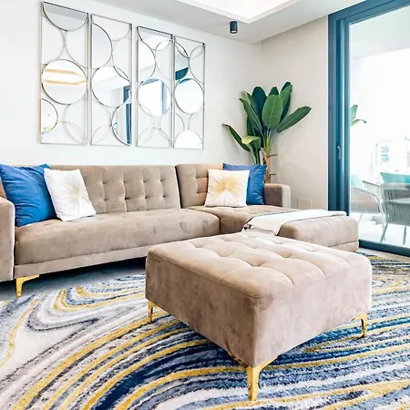 Inf25e- Tastefully Furnished Flat, Center 에스테포나