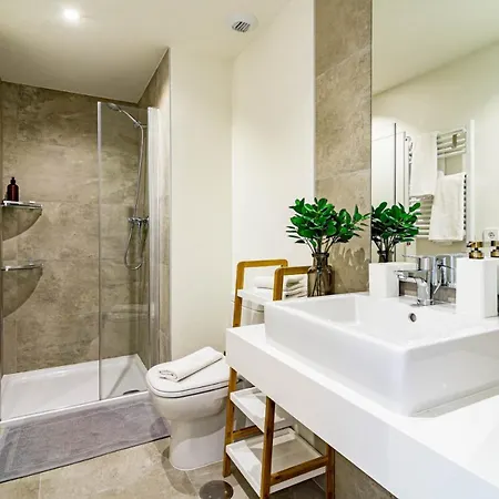 Inf25e- Tastefully Furnished Flat, Center 에스테포나