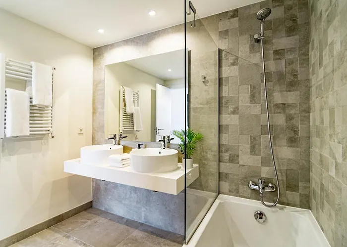 Inf2.5e- Tastefully Furnished Flat Cente Εστεπόνα